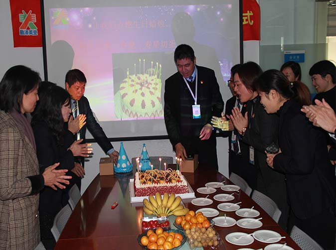 生日快乐”勤泽美业季度员工生日会